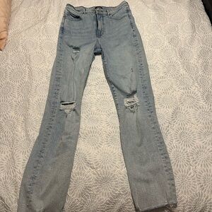 Lightwash women’s Express jeans size 6 regular length.